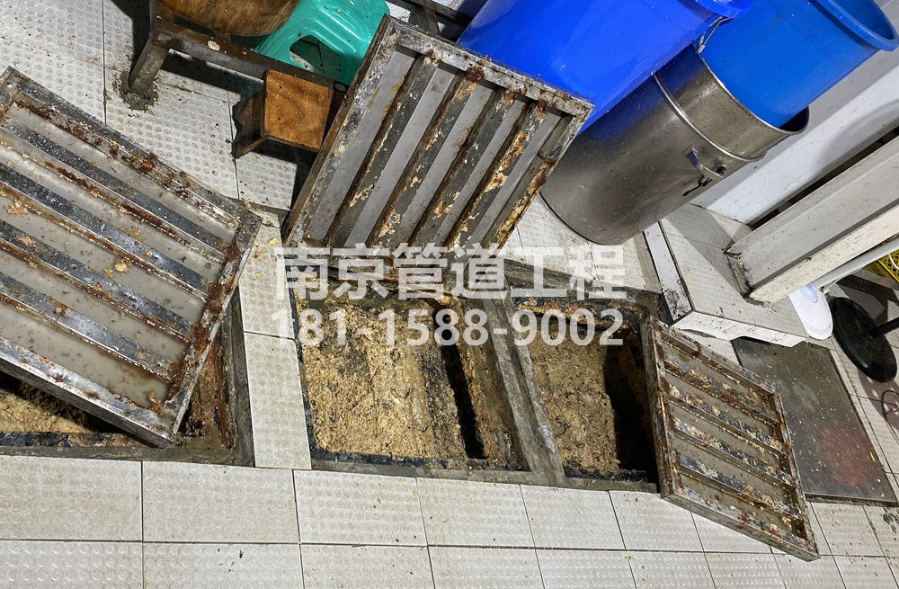 278中央商务区城管中队食堂隔油池清理
